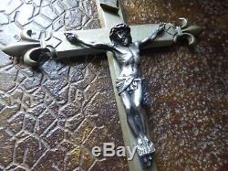 Très ancien Christ en argent sur croix fleur de lis en billon